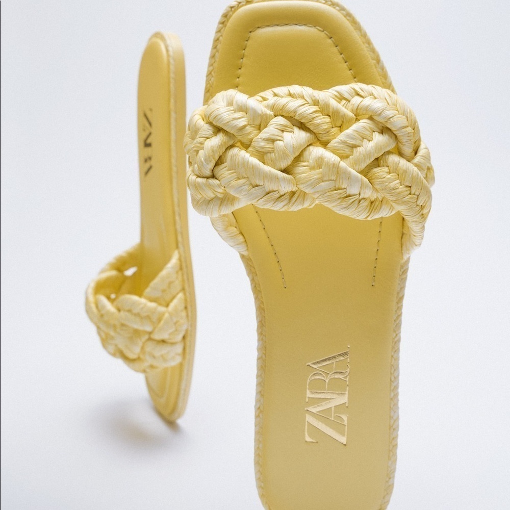 🌹NWT. Zara Yellow Woven Raffia Flat Sandals. Size 7,5.
